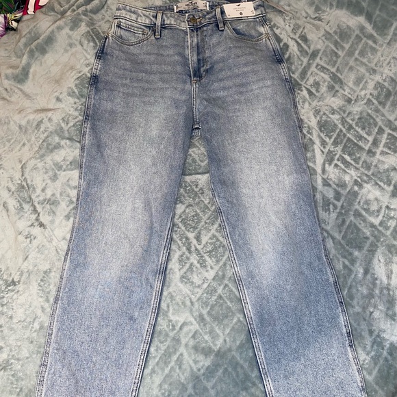 Hollister Curvy High Rise Mom Jeans - Picture 3 of 3